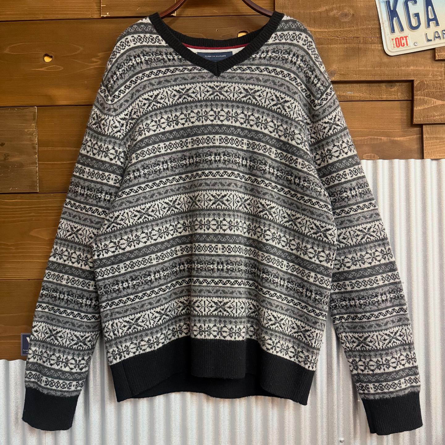 《TOMMY HILFIGER KNIT SWEATER》